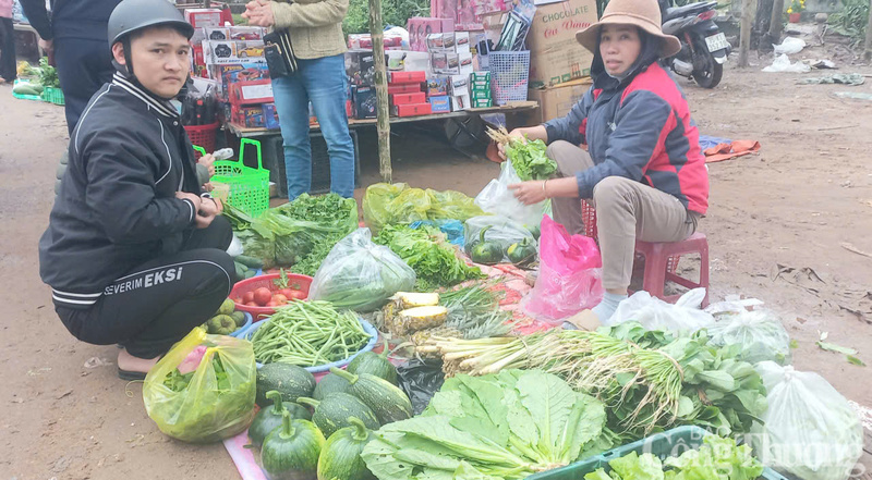 Sau lũ, rau xanh, củ quả là mặt hàng thu hút người mua, giá cả tăng gấp đôi so bình thường