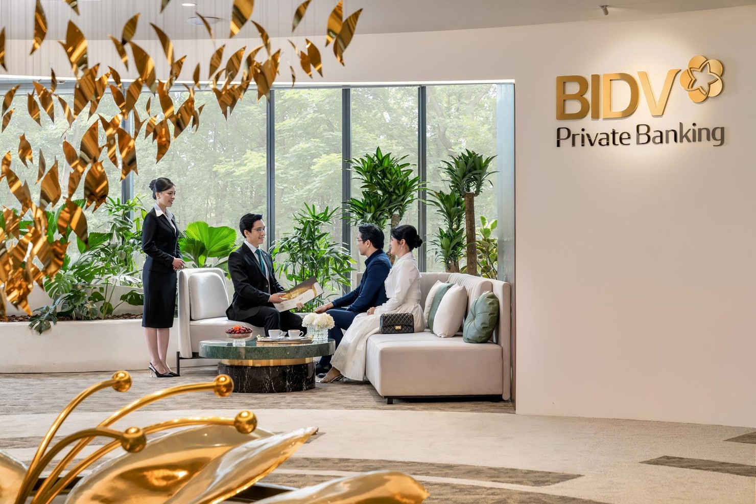 Kh&aacute;ch h&agrave;ng được c&aacute;c chuy&ecirc;n gia tư vấn cao cấp - Private Banker - tiếp đ&oacute;n tại Trung t&acirc;m Kh&aacute;ch h&agrave;ng c&aacute; nh&acirc;n cao cấp TP. Hồ Ch&iacute; Minh