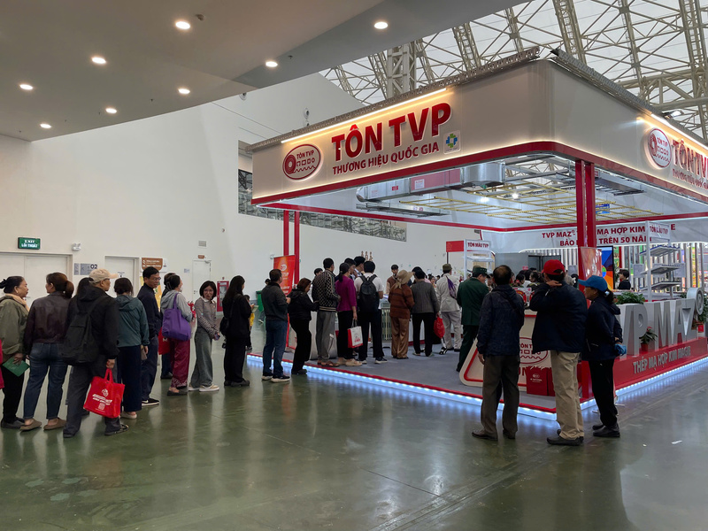 Khách hàng thăm quan gian hàng được tư vấn, giới thiệu sản phẩm và tham gia các minigame nhận quà tặng của công ty