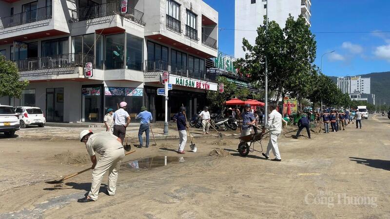 Theo Ban Quản lý Bán đảo Sơn Trà vá các bãi biển du lịch TP. Đà Nẵng, Đà Nẵng bị ảnh hưởng của hoàn lưu phía bắc cơn bão số 13, khu vực các bãi biển xuất hiện nhiều cành cây gãy, rác thải và lượng lớn cát bị sóng đánh dạt lên bờ, tràn lên vỉa hè và lòng đường Hoàng Sa, Trường Sa, Võ Nguyên Giáp...