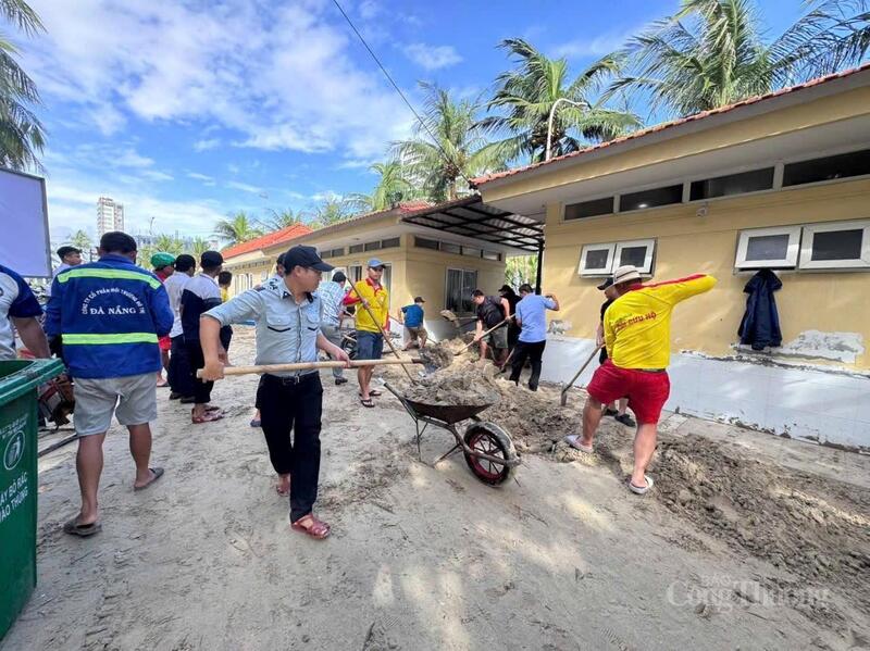 Sáng nay, Ban Quản lý khẩn trương phối hợp với các lực lượng trên địa bàn phường Sơn Trà, An Hải ra quân tổng dọn vệ sinh, thu gom rác thải, san gạt cát và bùn đất.
