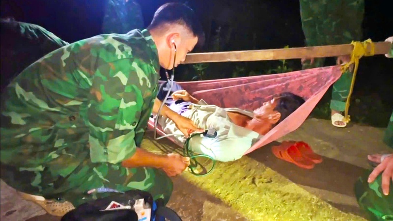 Quân y Đồn Biên phòng Hòn Chuối (tỉnh Cà Mau) khám, sơ cứu ban đầu cho ông Đ. Ảnh: Hoàng Tá.