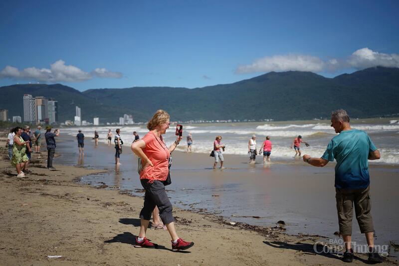 Sau bão, mặt biển bình lặng, trời nắng, trong xanh, hoạt động du lịch được mở lại, nhiều du khách ra biển tận hưởng không khí của biển Đà Nẵng.