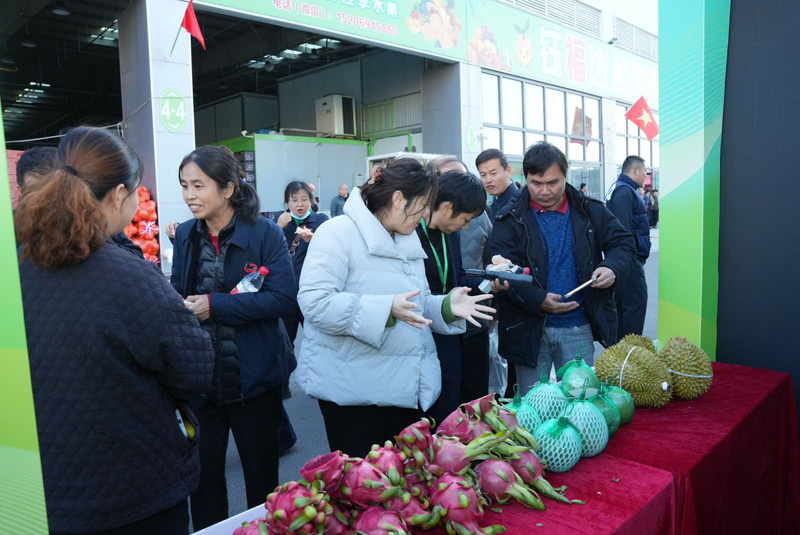Sau Lễ khai mạc, đoàn đại biểu đã cùng đi thăm khu gian hàng và thưởng thức các sản phẩm đặc sắc của Việt Nam.