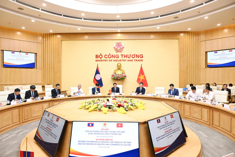 Bộ trưởng Bộ Công Thương Nguyễn Hồng Diên hội đàm với Bộ trưởng Bộ Công Thương Lào Malaithong Kommasith tại Hà Nội vào tháng 8/2025