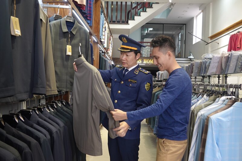 Lực lượng Quản lý thị trường Thanh Hóa kiểm tra nguồn gốc xuất xứ hàng hóa tại phố Lê Hoàn, phường Hạc Thành