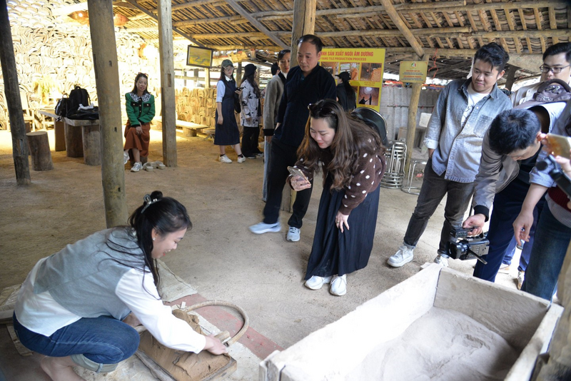 Du khách trải nghiệm làm ngói âm dương tại Quỳnh Sơn. Ảnh: Trí Dũng