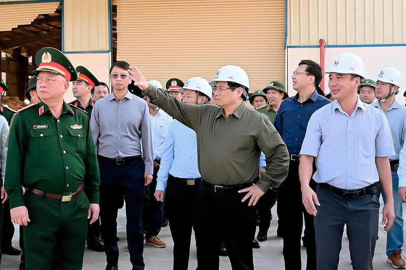 Thủ tướng Chính phủ Phạm Minh Chính cùng đoàn công tác kiểm tra thực tế tình hình thiệt hại tại các doanh nghiệp. Ảnh: Đức Thụy