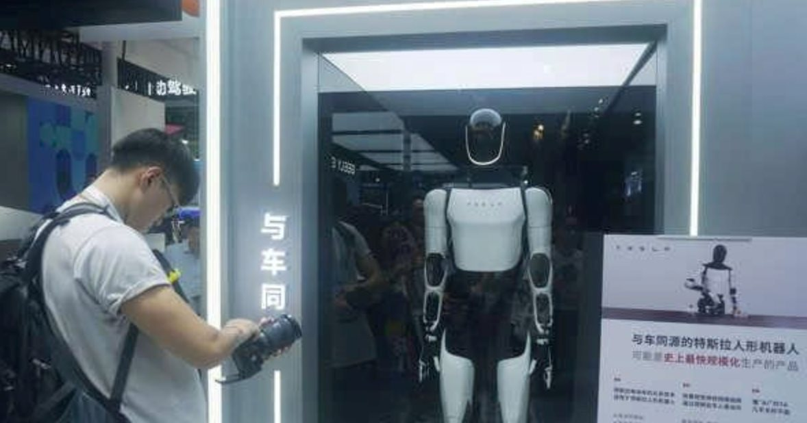 Elon Musk: Optimus của Tesla có thể giúp GDP toàn cầu tăng gấp 100 lần, xoá bỏ hoàn toàn đói nghèo- Ảnh 2. Elon Musk: Optimus của Tesla có thể giúp GDP toàn cầu tăng gấp 100 lần, xoá bỏ hoàn toàn đói nghèo- Ảnh 2.