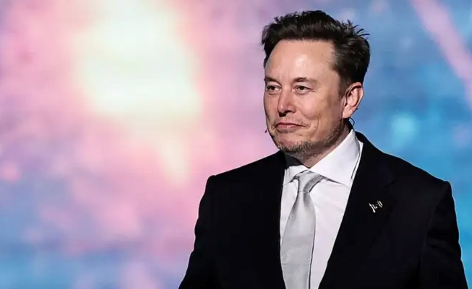 Elon Musk: Optimus của Tesla có thể giúp GDP toàn cầu tăng gấp 100 lần, xoá bỏ hoàn toàn đói nghèo- Ảnh 1. Elon Musk: Optimus của Tesla có thể giúp GDP toàn cầu tăng gấp 100 lần, xoá bỏ hoàn toàn đói nghèo- Ảnh 1.