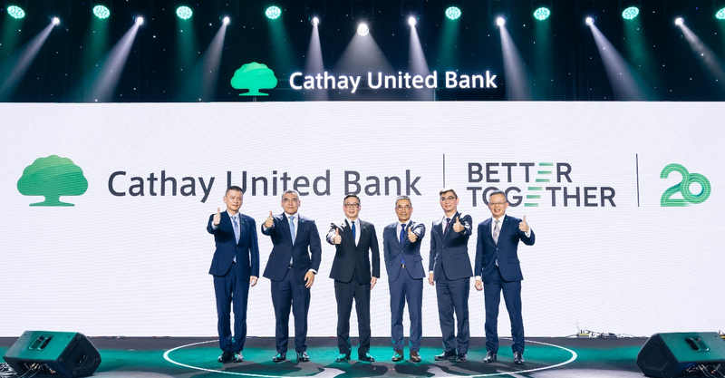 Ông Andrew Kuo, Chủ tịch Hội đồng Quản trị Ngân hàng CUB (thứ ba từ trái sang) (Ảnh Cathay United Bank)