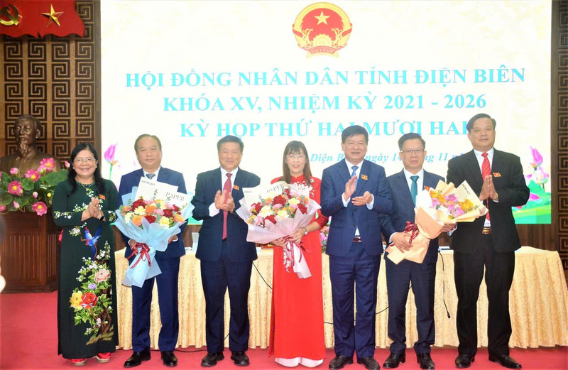 Lãnh đạo HĐND, UBND tỉnh Điện Biên tặng hoa chúc mừng các đồng chí được bầu giữ chức Phó Chủ tịch HĐND, UBND tỉnh. Ảnh: Vinh Duy.