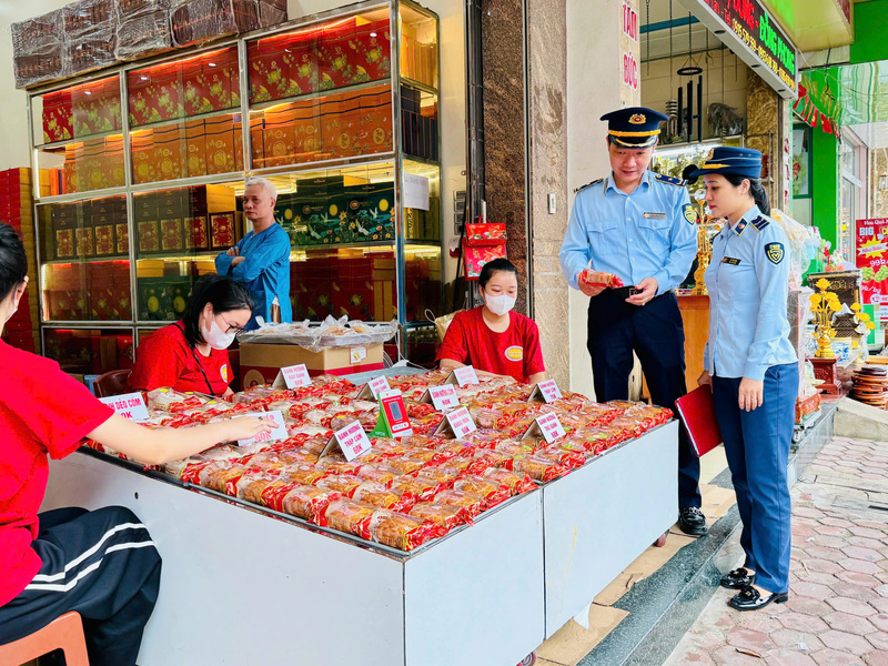 Lãnh đạo Chi cục QLTT Thanh Hóa quán triệt đến từng công chức, coi công tác đấu tranh chống buôn lậu, gian lận thương mại và hàng giả  là kim chỉ nam cho mọi hoạt động quản lý, kiểm tra, xử lý vi phạm. Ảnh: Quốc Huy