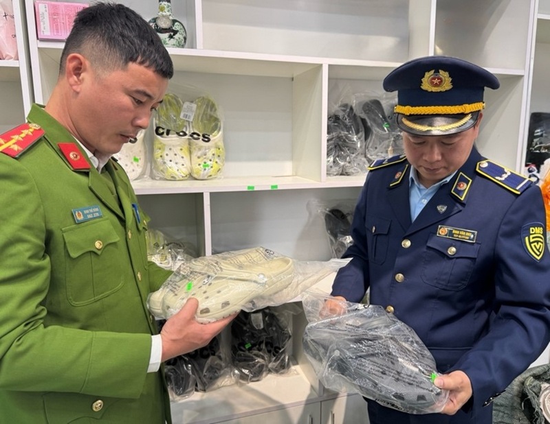 Năm 2026, Chi cục QLTT Thanh Hóa sẽ tiếp tục tăng cường phối hợp chặt chẽ với các lực lượng chức năng có liên quan như Công an, Hải quan, Thuế và QLTT các tỉnh giáp ranh trong công tác kiểm tra, kiểm soát, trao đổi thông tin, điều tra và xử lý vi phạm, góp phần nâng cao hiệu quả công tác đấu tranh chống buôn lậu, gian lận thương mại và hàng giả trên địa bàn. Ảnh: QLTT Thanh Hóa