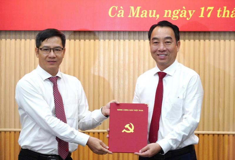 Ông Nguyễn Thành Tâm (bìa trái), Ủy viên Trung ương Đảng, Phó trưởng Ban Tổ chức Trung ương trao quyết định cho ông Lữ Quang Ngời. Ảnh: CAND