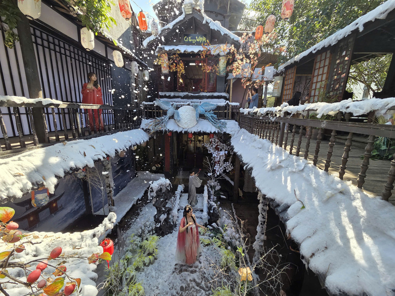 Tuyết nhân tạo phủ trắng mái hiên.