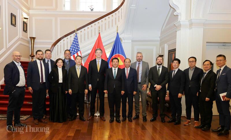 Bộ trưởng Bộ Công Thương Nguyễn Hồng Diên và lãnh đạo các doanh nghiệp thuộc FDRA. Ảnh: Nguyên Minh