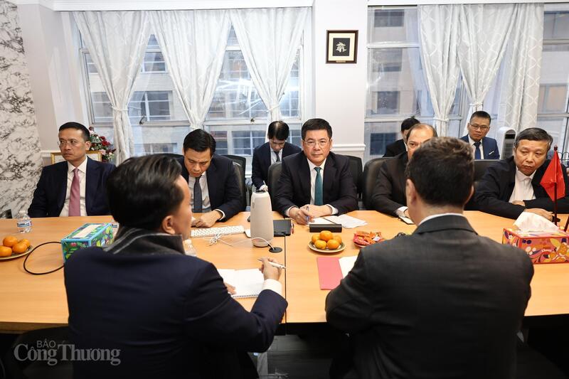 Bộ trưởng Nguyễn Hồng Diên cùng thành viên Đoàn công tác tham dự buổi làm việc. Ảnh: Nguyên Minh