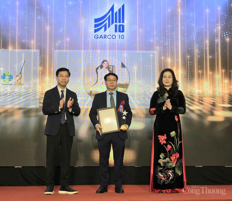 Ban Tổ chức trao chứng nhận cho Tổng công ty May 10-CTCP.