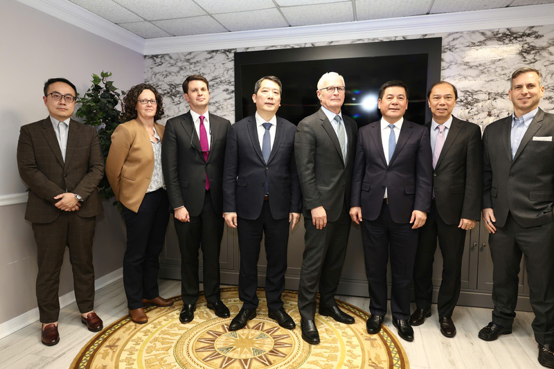 Bộ trưởng Bộ Công Thương Nguyễn Hồng Diên và lãnh đạo các doanh nghiệp thuộc Hiệp hội Công nghiệp bán dẫn Hoa Kỳ. Ảnh: Nguyên Minh