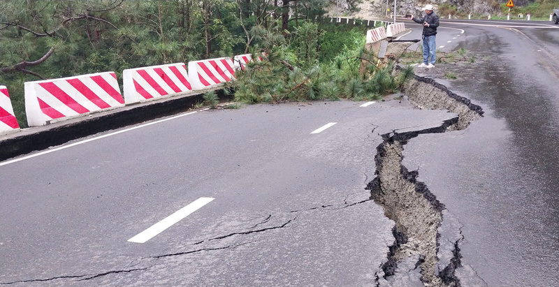 Cận cảnh vết nứt và sụt lún taluy âm tại đèo Prenn.