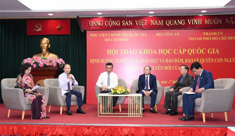 Tại phiên tọa đàm 1, các diễn giả tập trung thảo luận về định hướng nghiên cứu, giáo dục về quyền con người trong kỷ nguyên mới của dân tộc. Ảnh: Minh Khuê.