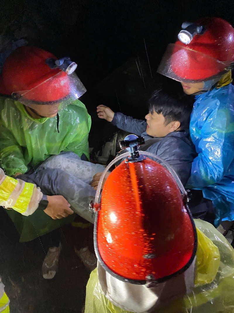 Lực lượng cứu hộ có mặt hỗ trợ di dời và sơ cứu người gặp nạn tại Đèo Khánh Lê.