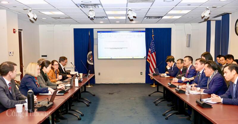 Thứ trưởng Bộ Công Thương, Phó Trưởng Đoàn đàm phán Chính phủ Nguyễn Sinh Nhật Tân làm việc với phía Hoa Kỳ trong phiên đàm phán kỹ thuật. Ảnh: Nguyên Minh