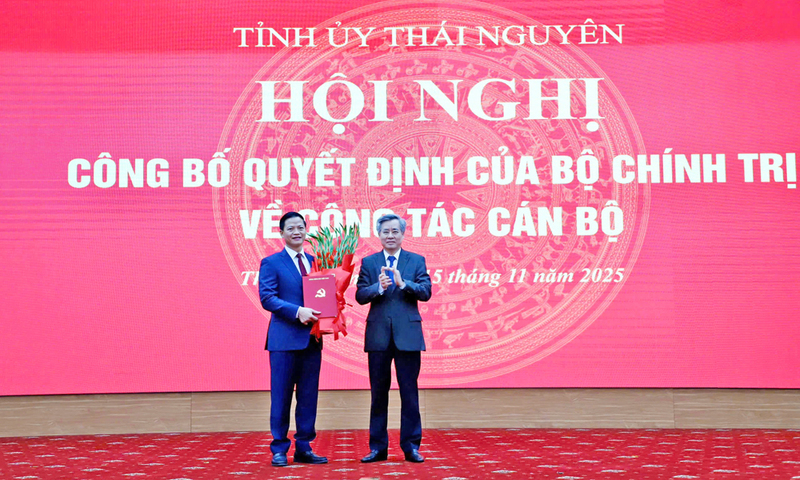 Đồng chí Nguyễn Quang Dương trao quyết định cho đồng chí Vương Quốc Tuấn. Ảnh: Báo Bắc Ninh