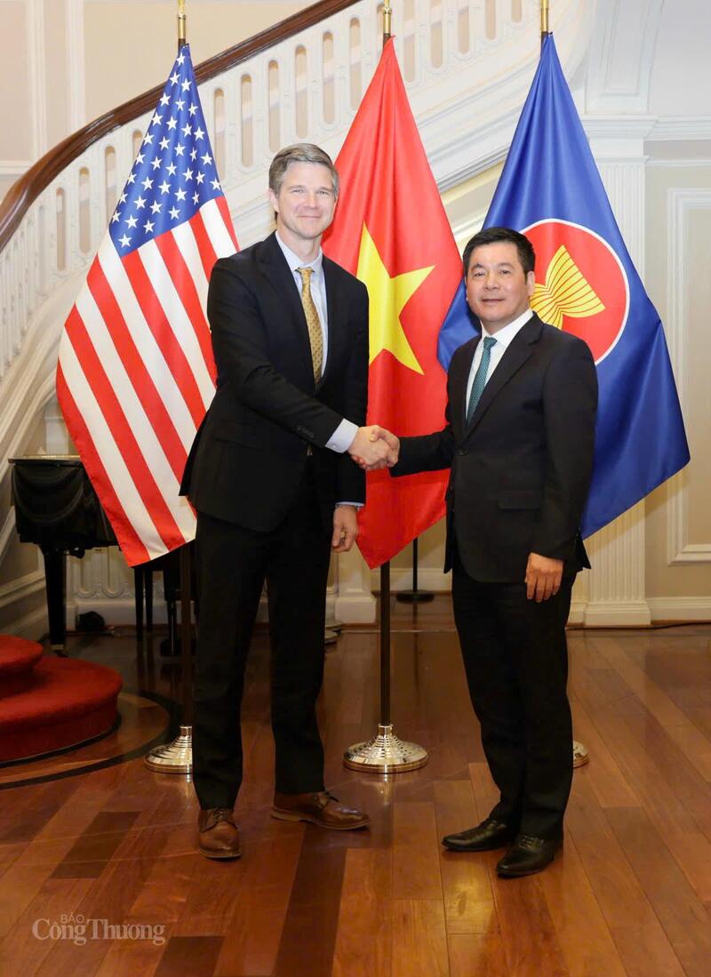 Bộ trưởng Bộ Công Thương Nguyễn Hồng Diên và ông Matt Priest, Chủ tịch FDRA. Ảnh: Nguyên Minh