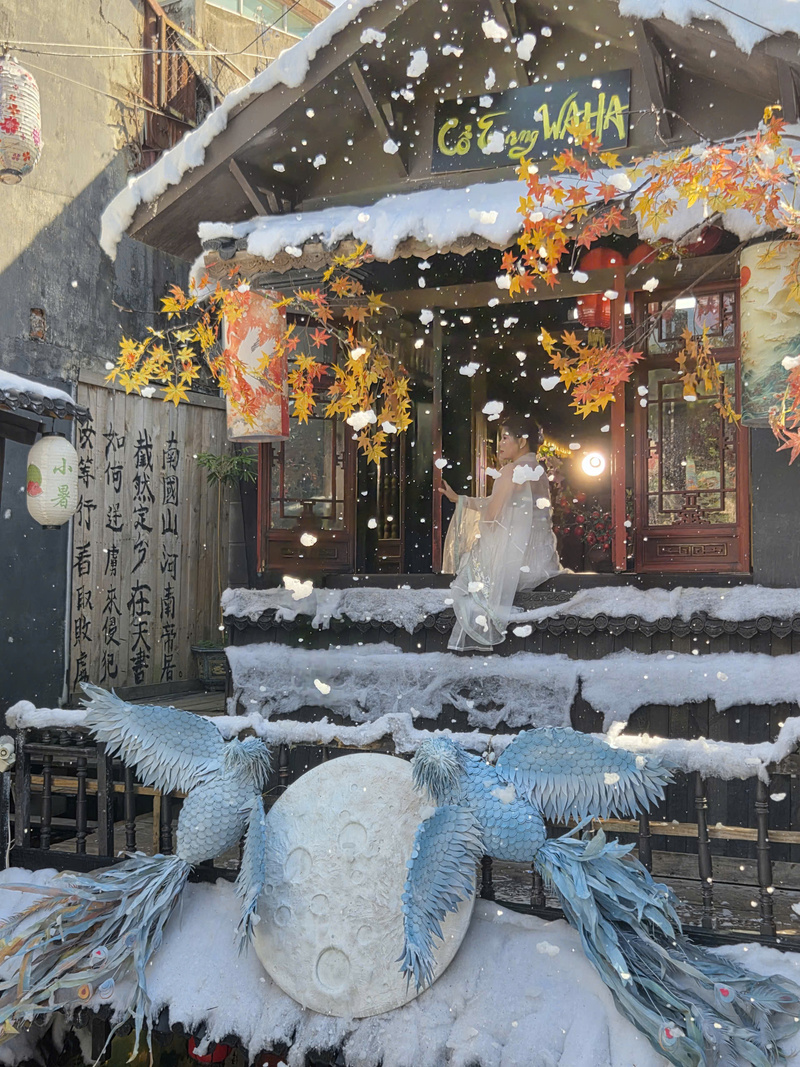 Không chỉ thu hút các bạn trẻ, không gian tuyết rơi và cổ phục tại Tiệm Cà phê Cổ Trang còn khiến nhiều cô lớn tuổi tìm đến để lưu lại những khoảnh khắc đẹp.