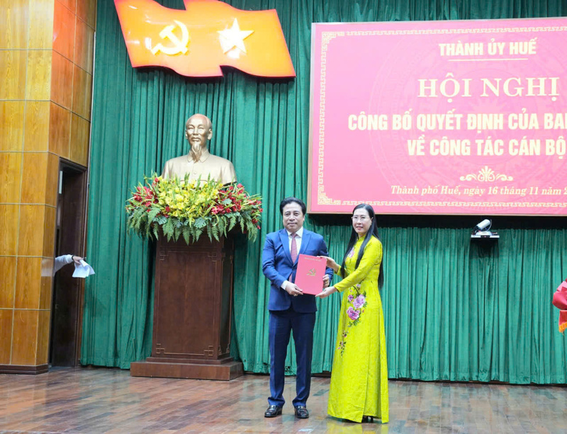 Bà Bùi Thị Quỳnh Vân, Phó trưởng Ban Tổ chức Trung ương trao quyết định Phó Bí thư Thành ủy Huế cho ông Nguyễn Khắc Toàn. Ảnh: Nguyễn Tuấn