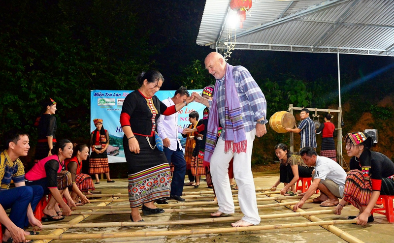 Thấy sự kết hợp giữa du lịch cộng đồng và nghề thủ công tạo ra mạch phát triển song hành: du lịch là “sân khấu” để văn hóa lan tỏa.