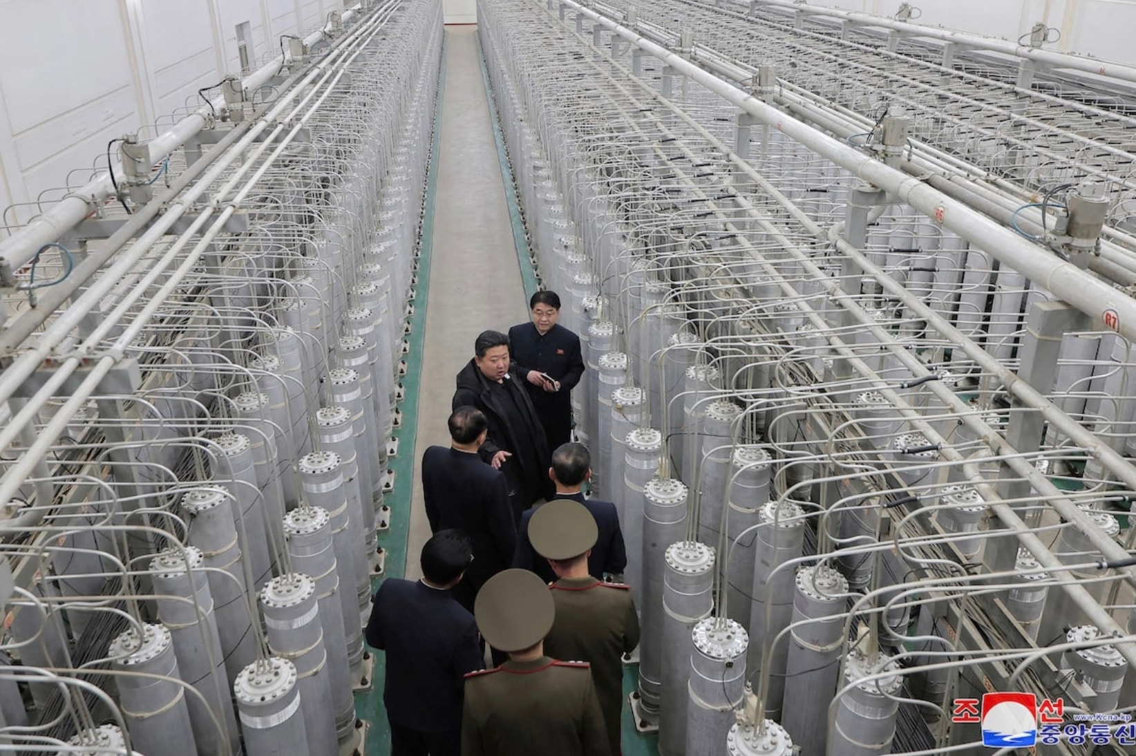 Nhà lãnh đạo Triều Tiên Kim Jong Un đến thăm cơ sở sản xuất vật liệu hạt nhân và Viện vũ khí hạt nhân của nước này, tại một địa điểm không được tiết lộ hồi cuối tháng 1/2025. Ảnh: KCNA