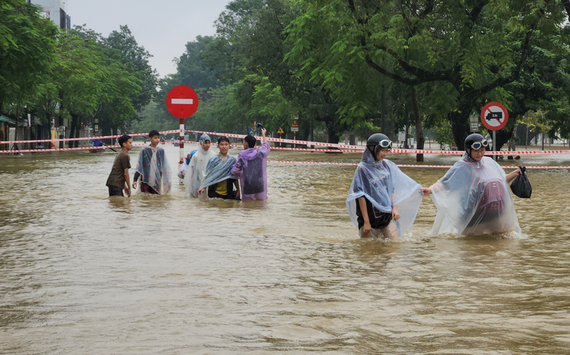 Những ngày qua, trên địa bàn TP. Huế xuất hiện đợt mưa rất lớn khiến nhiều nơi ngập sâu, giao thông chia cắt. Toàn thành phố có hơn 12.200 ngôi nhà bị ngập, với mức nước từ 0,3m – 0,5 m.