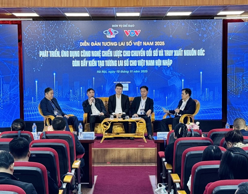 Các diễn giả tham gia Tọa đàm tại Diễn đàn Tương lai số Việt Nam 2025. Ảnh:Thu Giang
