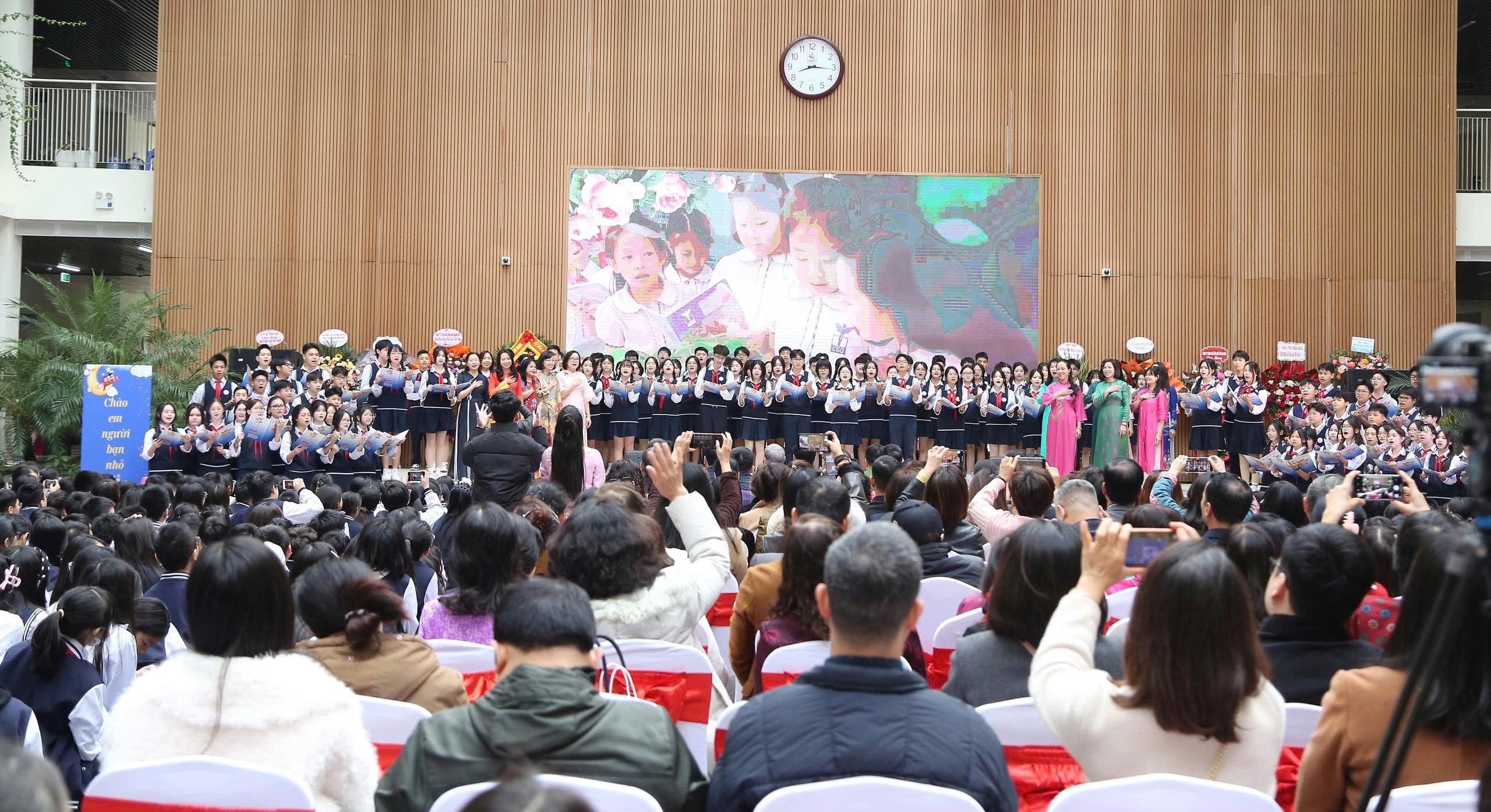 Cô và trò cùng hòa ca trong dịp kỷ niệm ngày Nhà giáo Việt Nam
