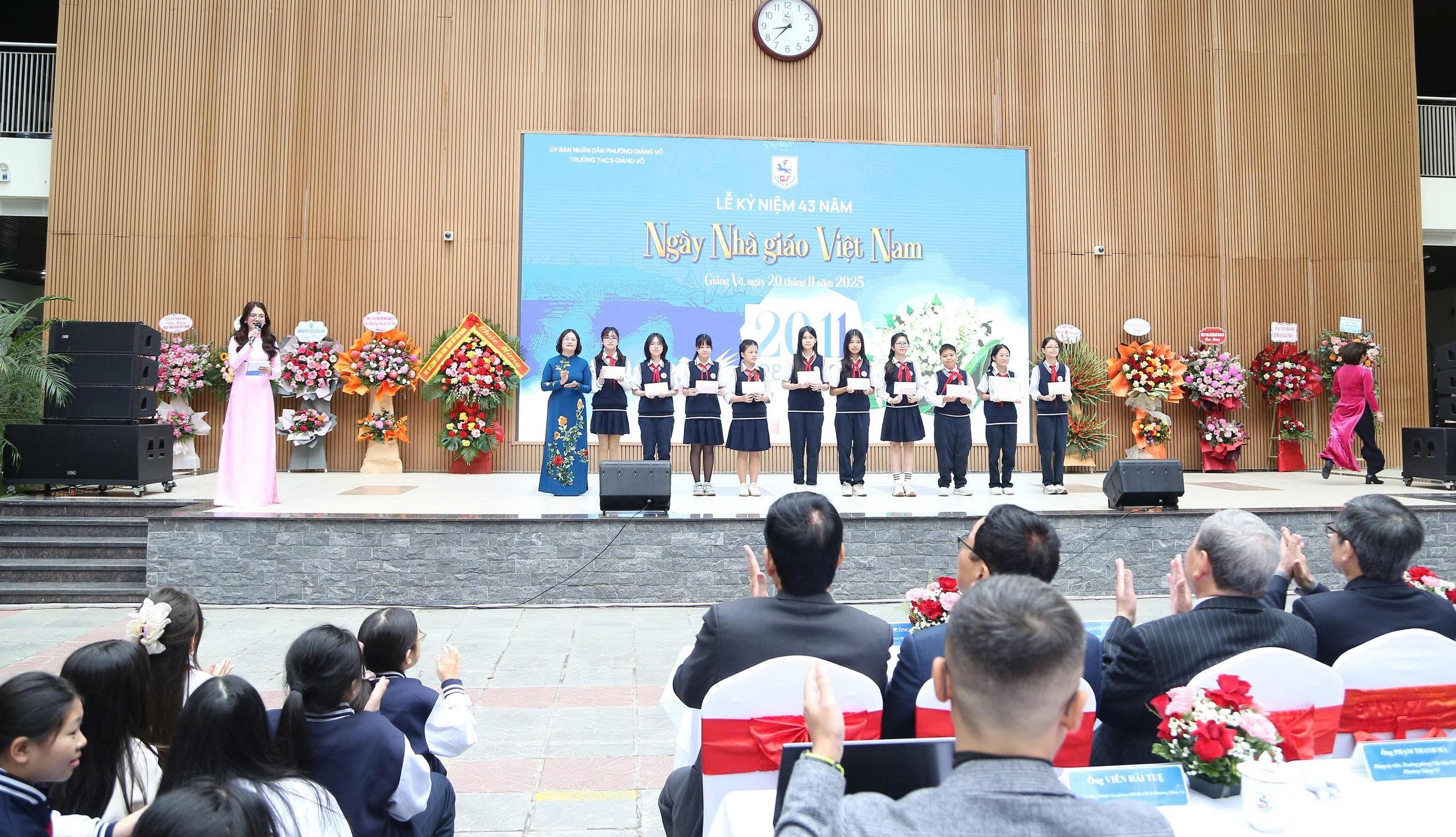 Trường THCs Giảng Võ tuyên dương, khen thưởng học sinh có thành tích xuất sắc trong đợt thi đua chào mừng ngày Nhà giáo Việt Nam