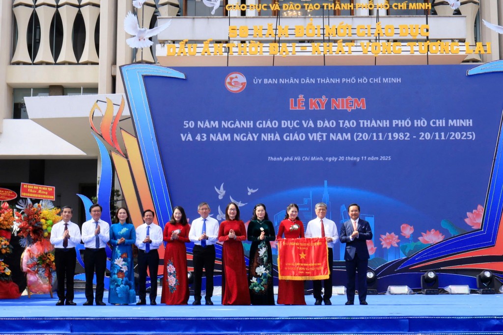 Sở Giáo dục & Đào tạo TP.HCM nhận Cờ truyền thống.