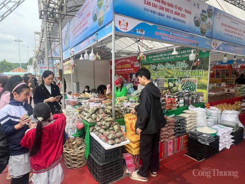 Sản vật vùng miền hút khách tại Hội chợ Thương mại quốc tế Việt - Trung. Ảnh: Thanh Thảo