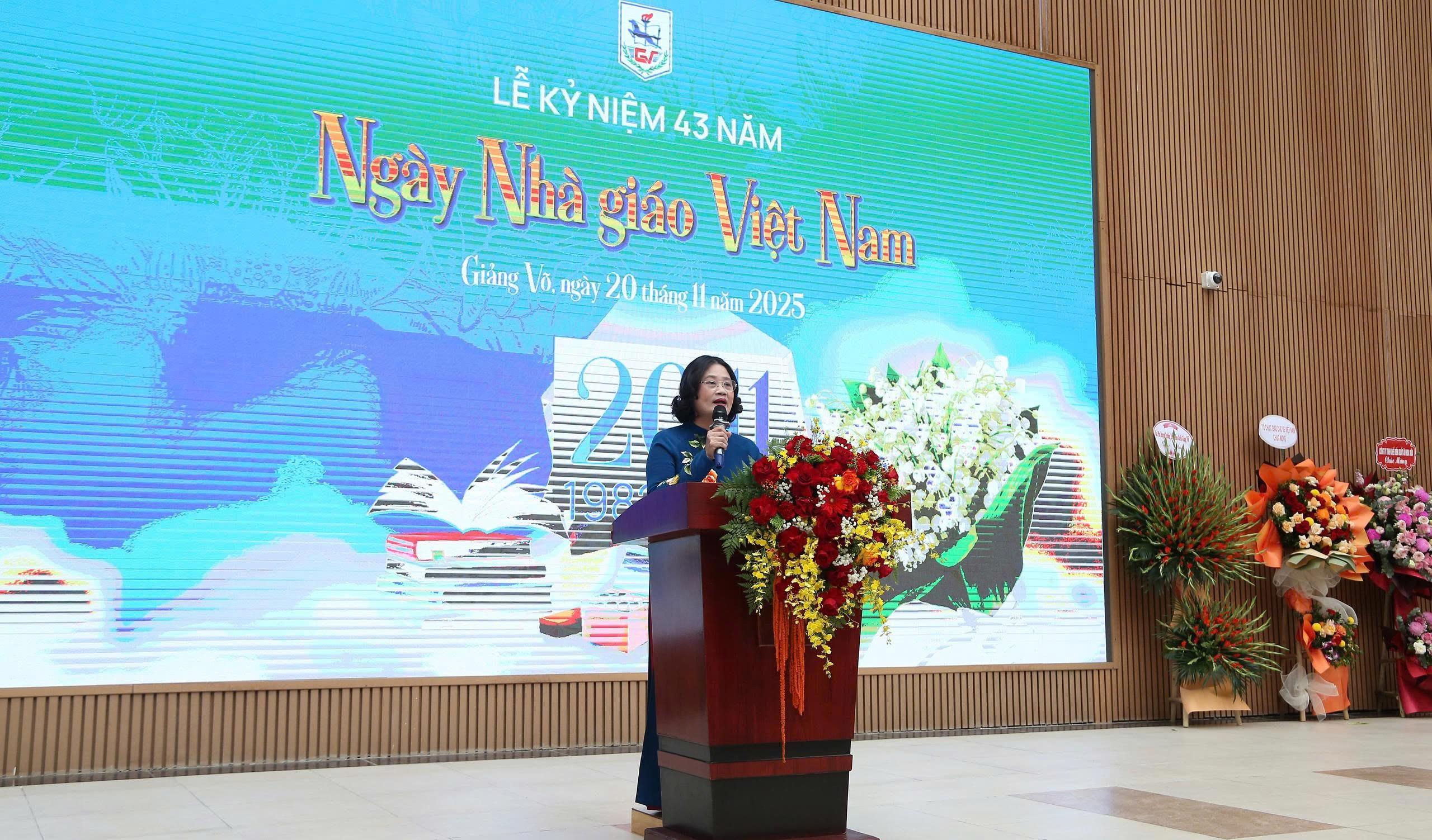 Nhà giáo Tô Thị Hải Yến - Hiệu trưởng Trường THCS Giảng Võ phát biểu tại lễ kỷ niệm