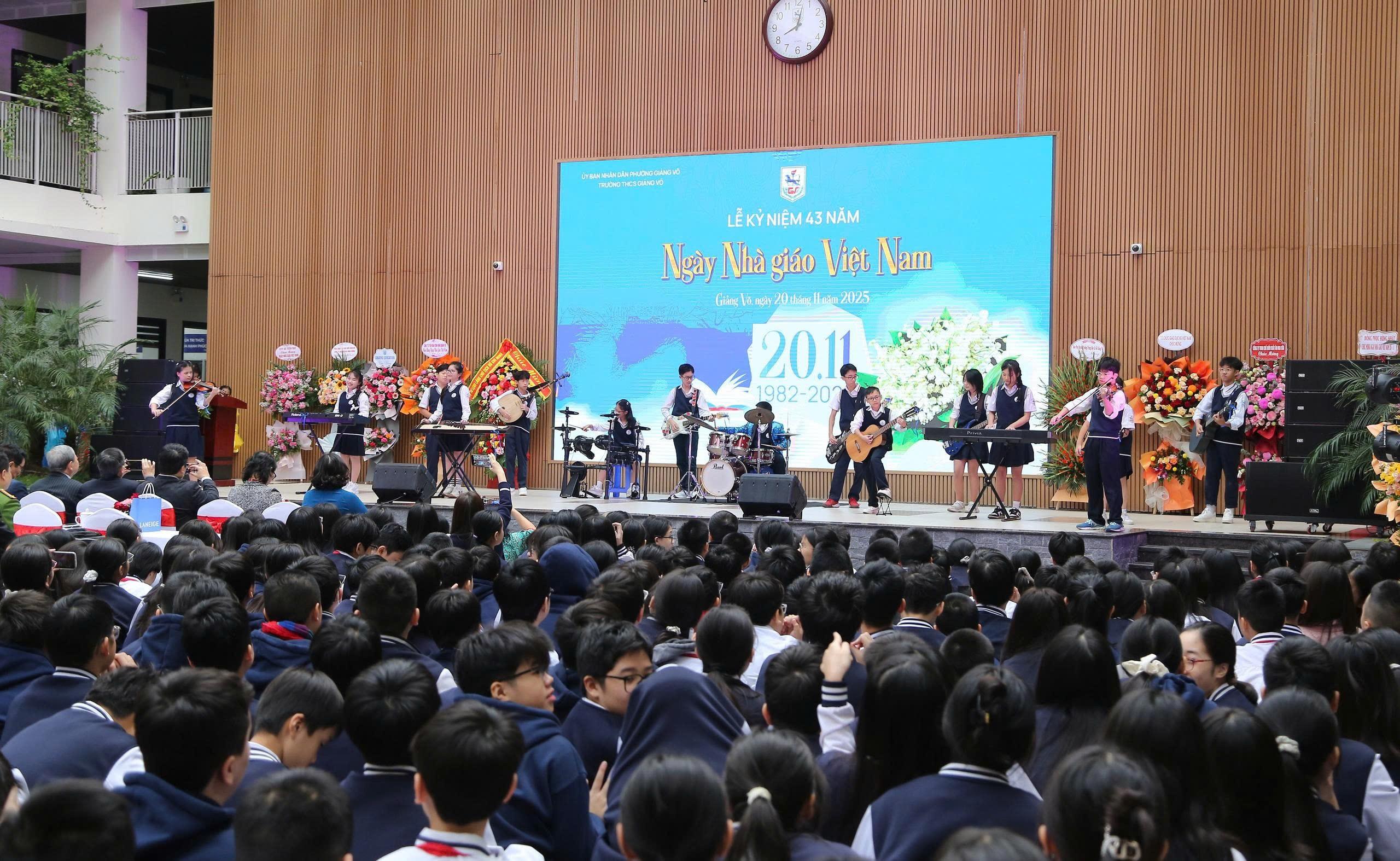 Các tiết mục văn nghệ do học sinh biểu diễn chào mừng buổi lễ tri ân thầy cô