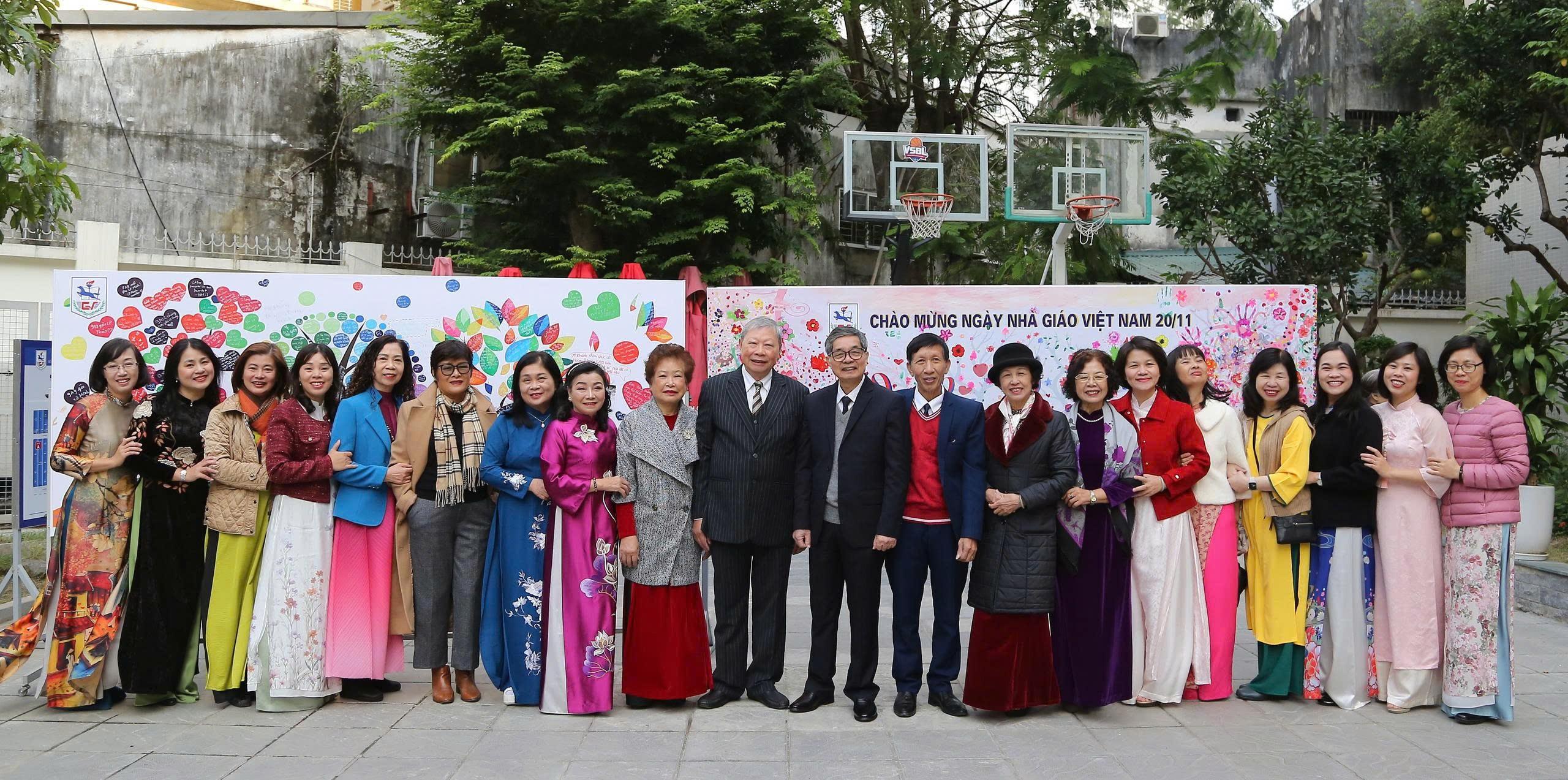 Các thế hệ cán bộ, giáo viên trường THCS Giảng Võ