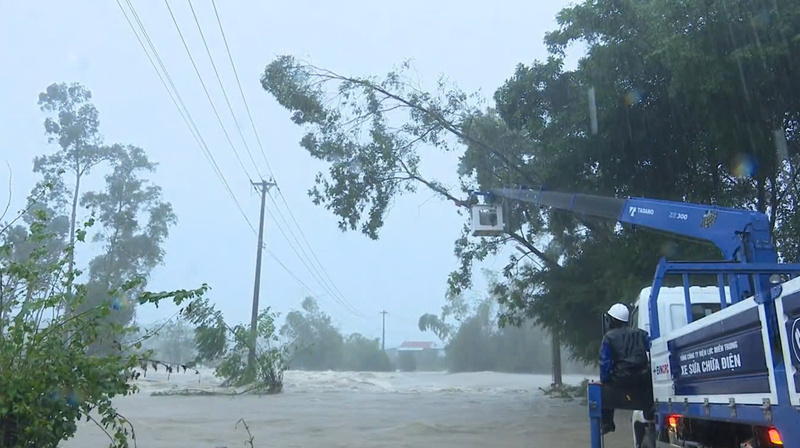 Mưa lũ tại các địa phương Nam Trung Bộ gây thiệt hại nặng nề cho người dân, khiến hơn 1,15 triệu hộ dân, đơn vị bị mất điện