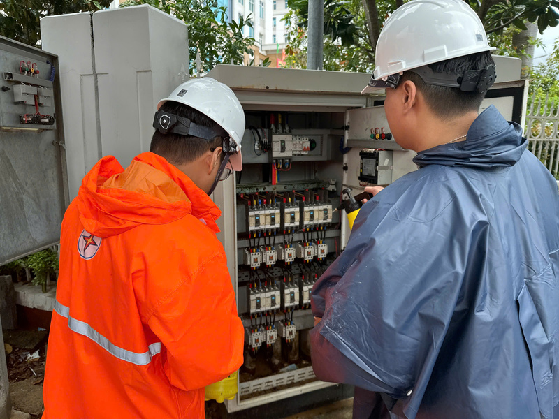 Làm sạch các trạm điện để đảm bảo an toàn điện trước khi đóng điện trở lại.