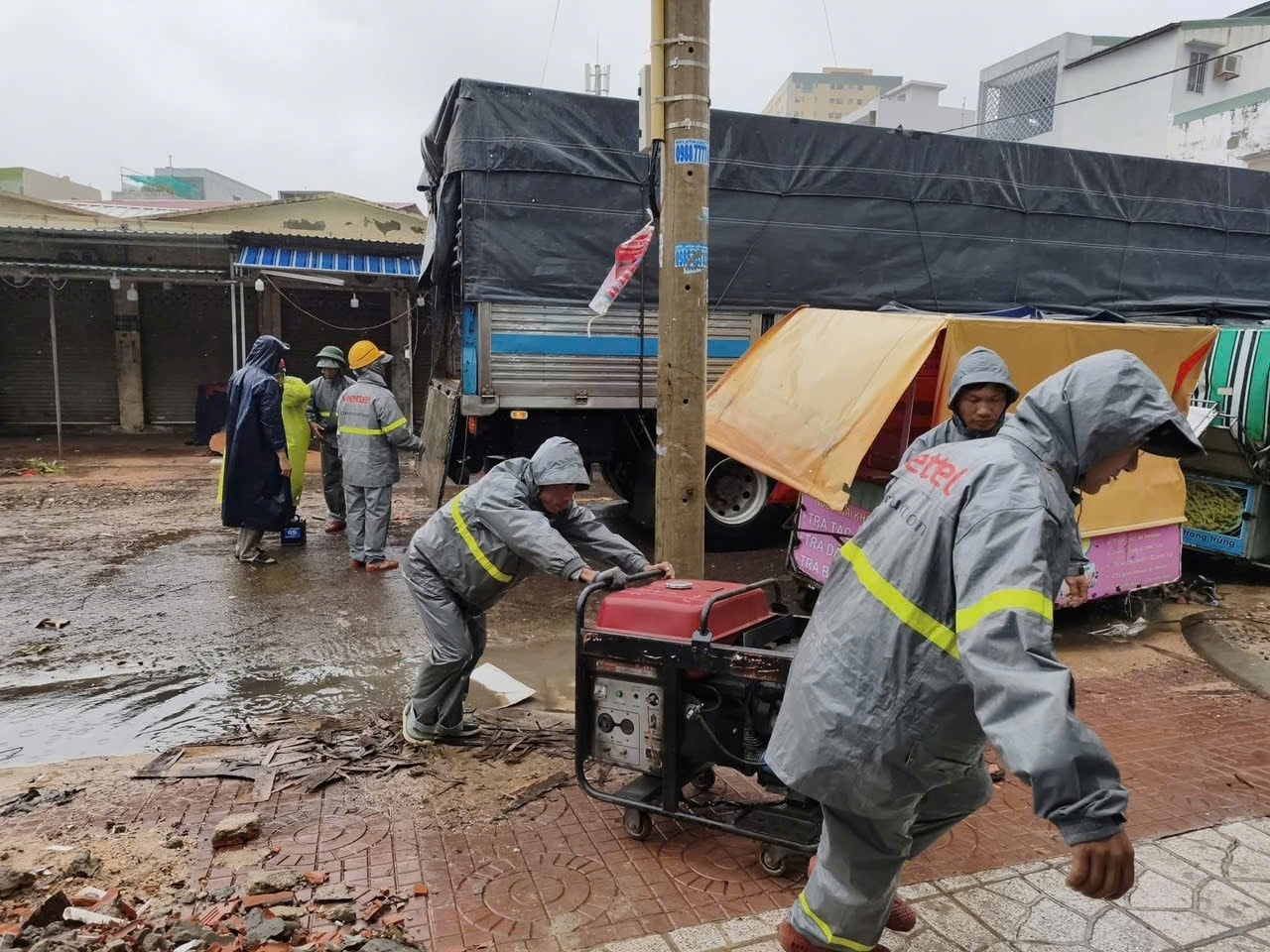 Nhân viên Viettel Gia Lai chuyển thiết bị đi cứu sóng