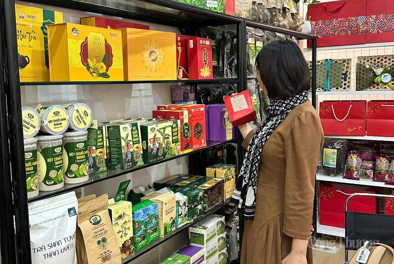 Người tiêu dùng lựa mua sản phẩm tại cửa hàng Top Nông Sản trên phố Nguyễn Công Hoan (Hà Nội). Ảnh: N.H.