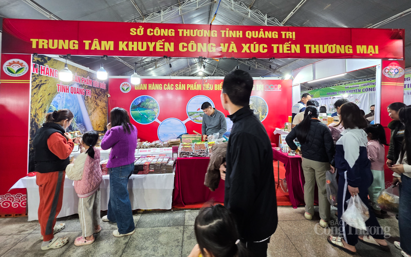 Trung bình mỗi ngày, mỗi hợp tác xã tham gia gian hàng Quảng Trị thu về khoảng 5-7 triệu đồng từ các sản phẩm địa phương. Ảnh: Trọng Tùng
