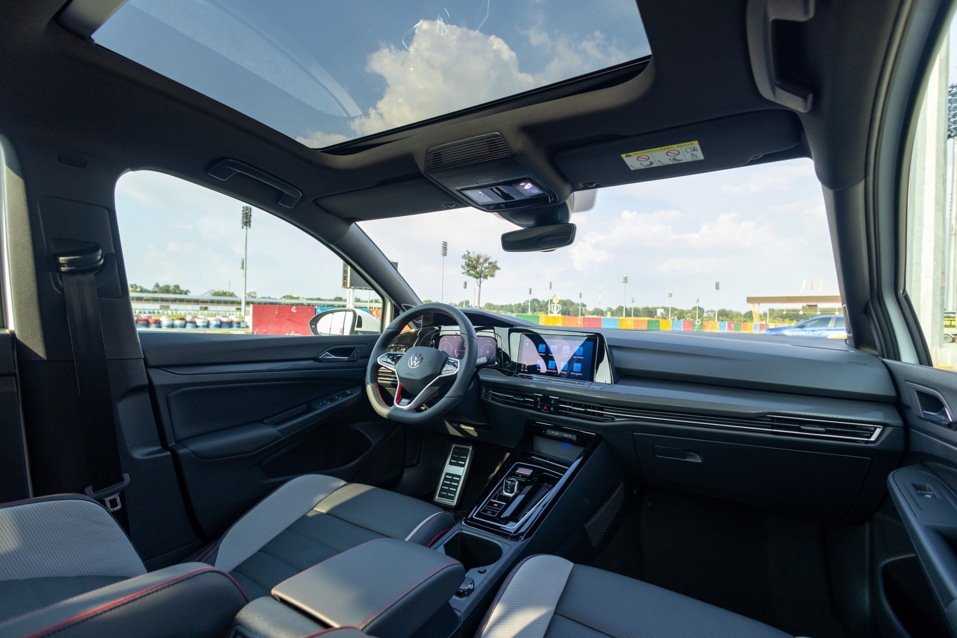 Thiết kế nội thất của 2 phiên bản phiên bản Golf GTI.