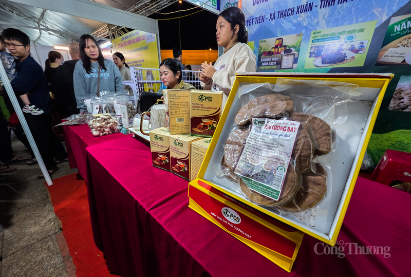 Trên các sản phẩm được bày tại hội chợ đều có mã QR để truy xuất nguồn gốc. Sản phẩm mang thương hiệu OCOP giúp người tiêu dùng yên tâm hơn trong việc mua sắm.